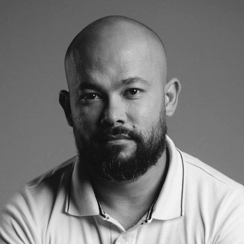Retrato em preto e branco de Adriano Alves, dono da Barbearia Adriano Alves